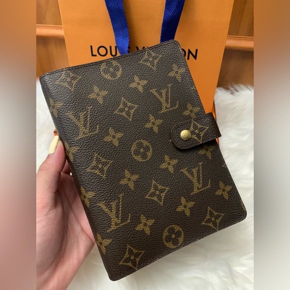 Sold✨LV MONOGRAM AGENDA MM ✨
Perfect for upcoming 2️⃣0️⃣2️⃣5️⃣😍🌷 - Picture 9 of 16